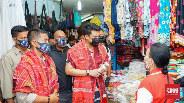 Calon wali kota Medan yang juga menantu Presiden Jokowi, Bobby Nasution mendatangi pasar tradisional untuk mendengar keluhan pedagang, Senin (28/9).