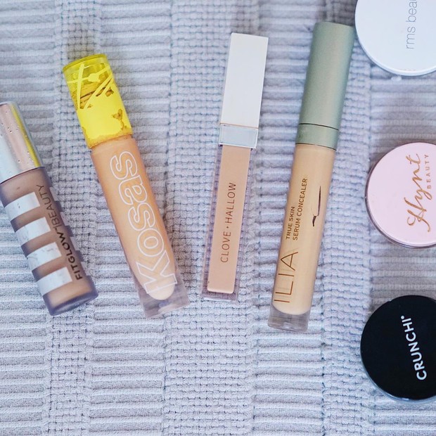 mengaplikasikan concealer