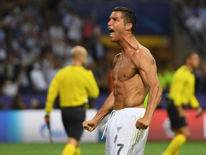 MILAN, ITALY - MAY 28:  Cristiano Ronaldo of Real Madrid celebrates scoring the winning penalty during the UEFA Champions League Final match between Real Madrid and Club Atletico de Madrid at Stadio Giuseppe Meazza on May 28, 2016 in Milan, Italy.  (Photo by Laurence Griffiths/Getty Images)