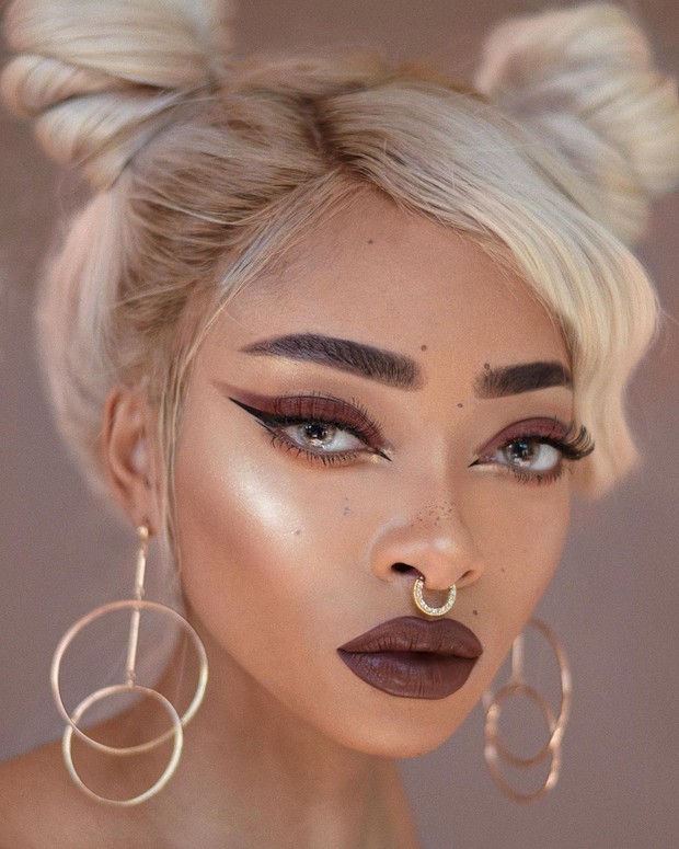 Warna cokelat memang termasuk warna yang lembut dan digemari banyak wanita untuk menghias mata mereka.