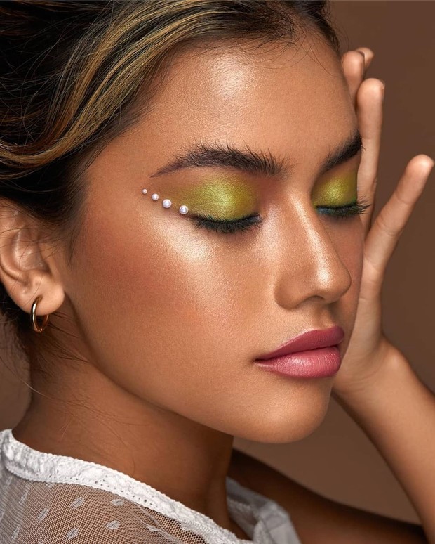 Para ahli kecantikan sepakat, warna hijau akan menjadi warna yang dikenakan oleh semua orang pada riasan mata mereka.