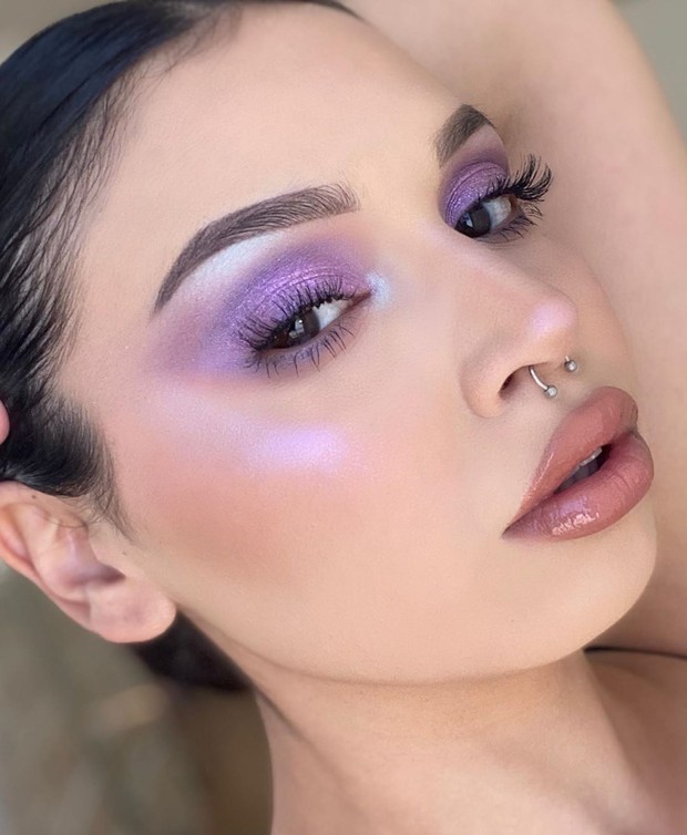 , enggak ada salahnya lho untuk merias mata dengan eyeshadow warna ungu sekarang juga lagi jadi tren