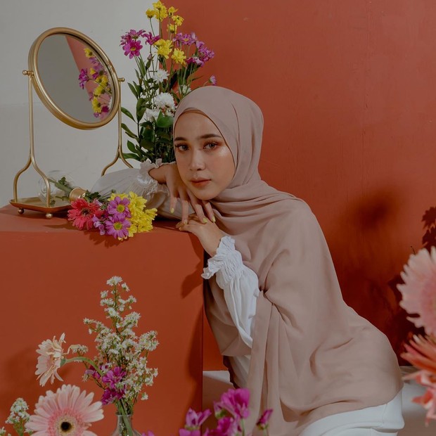 Foto: instagram.com/aruna.atelier Bahan dan model hijab pashmina untuk kondangan.