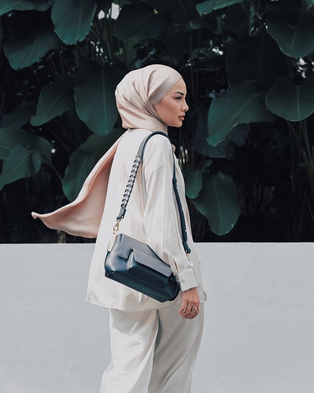 Foto: instagram.com/neelofa Bahan dan model hijab pashmina untuk kondangan.