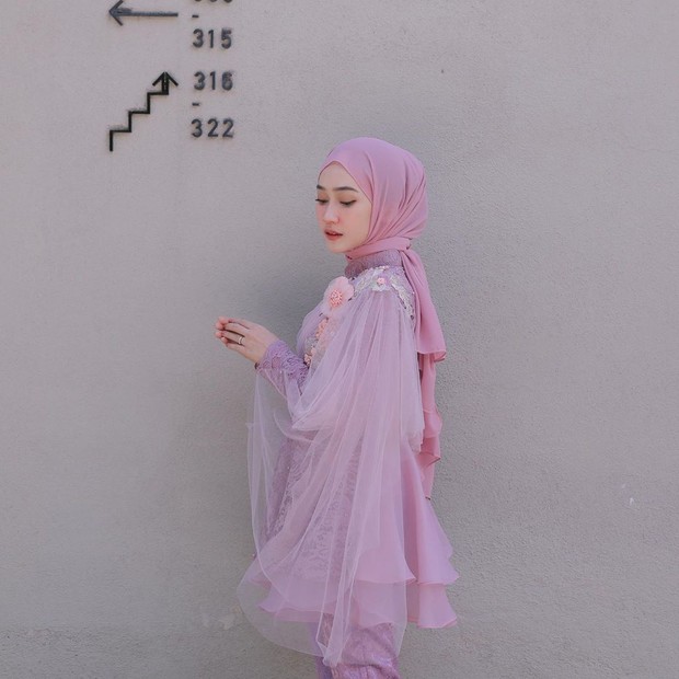 Foto: instagram.com/sin.sr Bahan dan model hijab pashmina untuk kondangan.