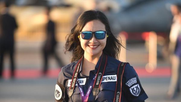 Aksi Berbahaya Fotografer Perempuan Potret Pesawat Tempur