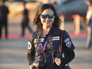 Aksi Berbahaya Fotografer Perempuan Potret Pesawat Tempur Aksi Berbahaya Fotografer Perempuan Potret Pesawat Tempur