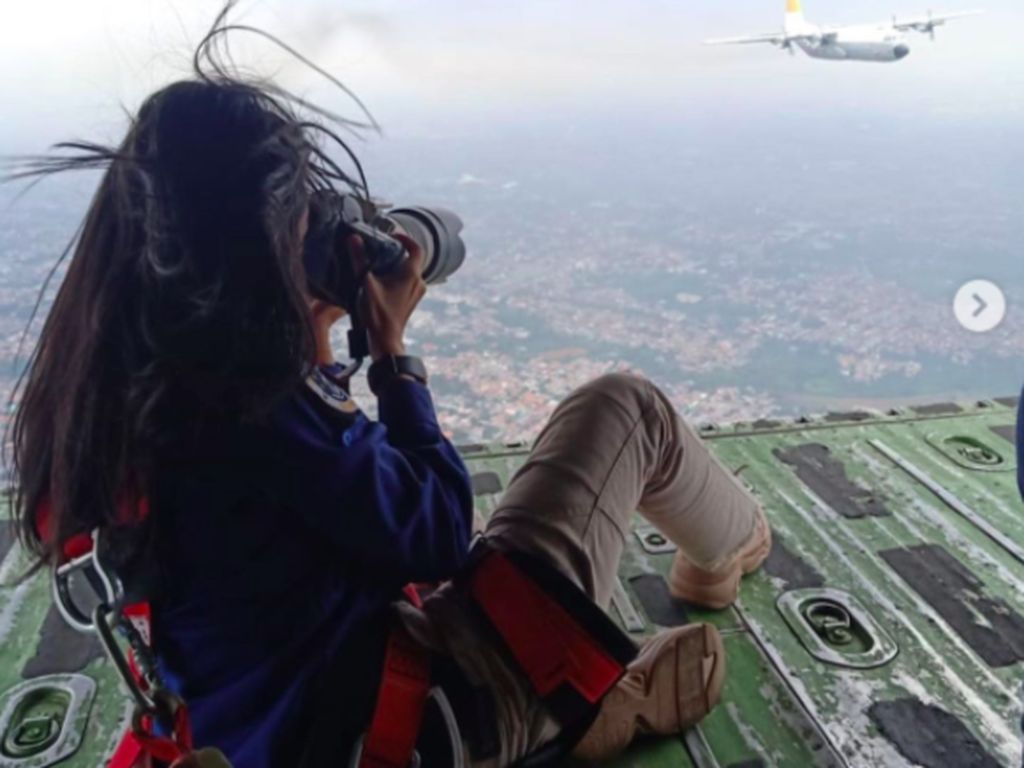 Ngeri! Aksi Fotografer Wanita RI Motret dari Ramp Door Pesawat