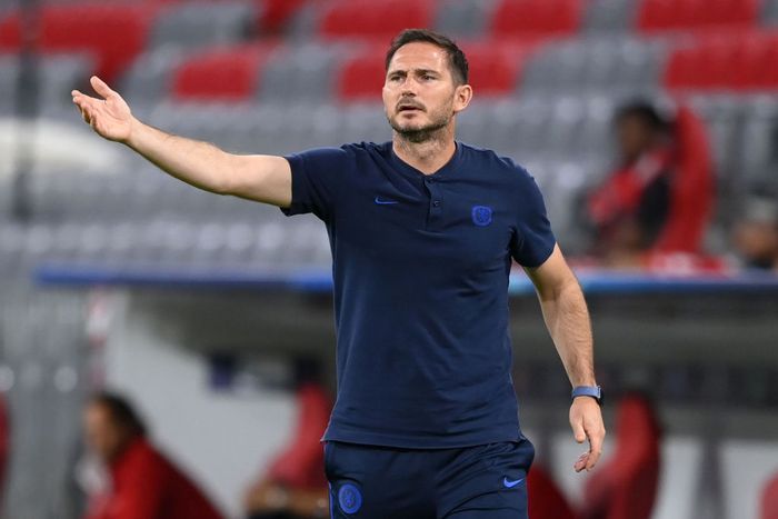 Frank Lampard MUNICH, GERMANY - AUGUST 08: Frank Lampard, Manager of Chelsea gives his team instructions during the UEFA Champions League round of 16 second leg match between FC Bayern Muenchen and Chelsea FC at Allianz Arena on August 08, 2020 in Munich, Germany. (Photo by Matthias Hangst/Getty Images)