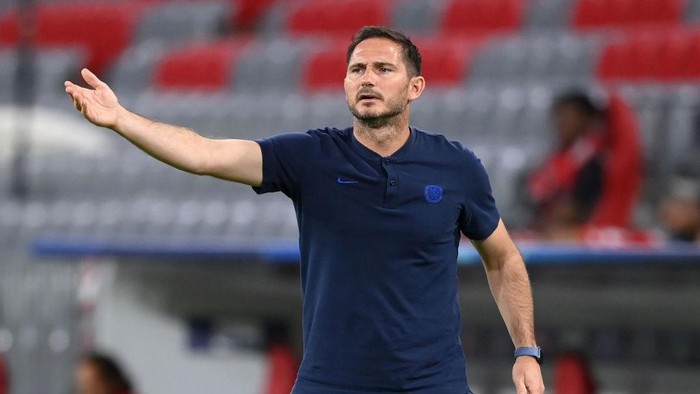 MUNICH, GERMANY - AUGUST 08: Frank Lampard, Manager of Chelsea  gives his team instructions during the UEFA Champions League round of 16 second leg match between FC Bayern Muenchen and Chelsea FC at Allianz Arena on August 08, 2020 in Munich, Germany. (Photo by Matthias Hangst/Getty Images)