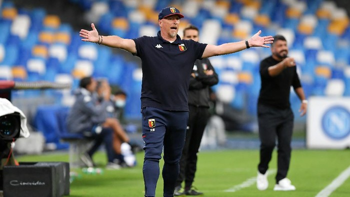 NAPLES, ITALY - SEPTEMBER 27: Rolando Maran Genoa CFC coach gestures during the Serie A match between SSC Napoli and Genoa CFC at Stadio San Paolo on September 27, 2020 in Naples, Italy. (Photo by Francesco Pecoraro/Getty Images)