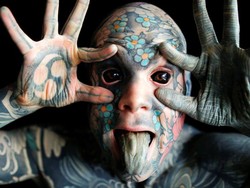 Guru dengan Tato Terbanyak di Prancis Dilarang Mengajar Murid-murid PAUD