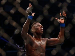 Ngerinya Israel Adesanya di Arena UFC Ngerinya Israel Adesanya di Arena UFC