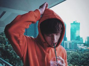 Doyan Ngopi, Ini Pose Keren Julian Jacob saat Menikmati Kopi Doyan Ngopi, Ini Pose Keren Julian Jacob saat Menikmati Kopi