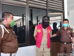 Tipu Pengusaha, Kades Cikampek Timur Dieksekusi Kejari Karawang