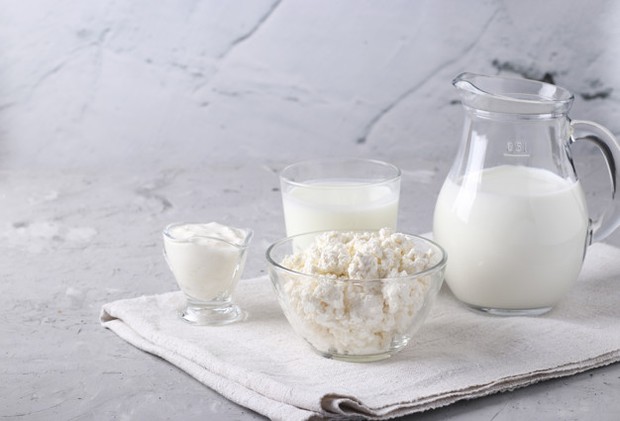 Kefir/freepik.com Kefir merupakan sejenis produk susu yang dibudidayakan, itu dibuat dengan menambahkan biji kefir yang terdiri dari kombinasi ragi dan bakteri ke dalam susu.