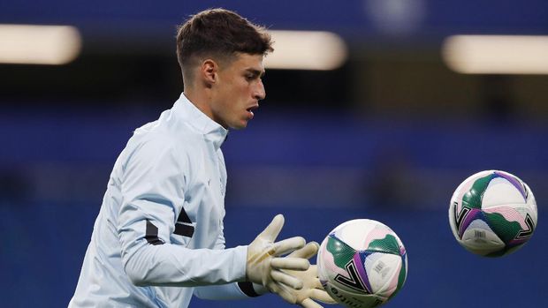 LONDON, ENGLAND - SEPTEMBER 23: Kepa Arrizabalaga of Chelsea warms up before the Carabao Cup third round match between Chelsea and Barnsley at Stamford Bridge on September 23, 2020 in London, England.  Football stadiums across the UK remain empty due to the coronavirus pandemic, as government social distancing laws prohibit fans within venues, causing matches to be played behind closed doors.  (Photo by Alastair Grant - Pool / Getty Images)