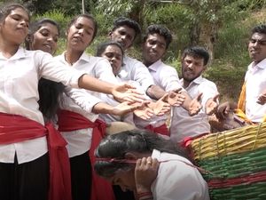 Kisah Anak Pemetik Teh di Sri Lanka, Sempat Jadi Pembantu Kini Bisa Kuliah Kisah Anak Pemetik Teh di Sri Lanka, Sempat Jadi Pembantu Kini Bisa Kuliah