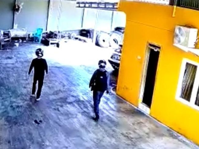 Aksi Komplotan Maling Gasak Rp 600 Juta di Kudus Terekam CCTV! Aksi Komplotan Maling Gasak Rp 600 Juta di Kudus Terekam CCTV!