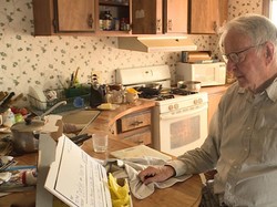 Haru! Momen Kurir Pizza 89 Tahun Dapat Tip Rp 178 Juta