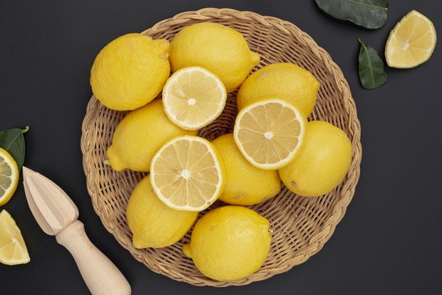 Karena air perasan lemon merupakan sumber asam, membuat itu mirip dengan garam yang menonjolkan cita rasa hidangan.
