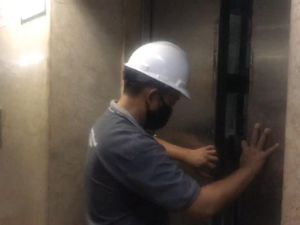 Penampakan Lift di Gd Nusantara I DPR yang Sempat Terbakar Hebat Penampakan Lift di Gd Nusantara I DPR yang Sempat Terbakar Hebat