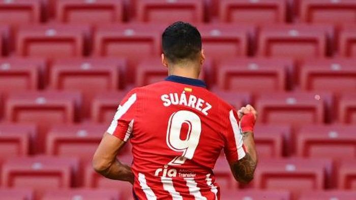 Atletico Madrids Uruguayan forward Luis Suarez celebrates  after scoring during the Spanish league football match Club Atletico de Madrid  against Granada FC at at the Wanda Metropolitano stadium in Madrid on September 27, 2020. (Photo by GABRIEL BOUYS / AFP)