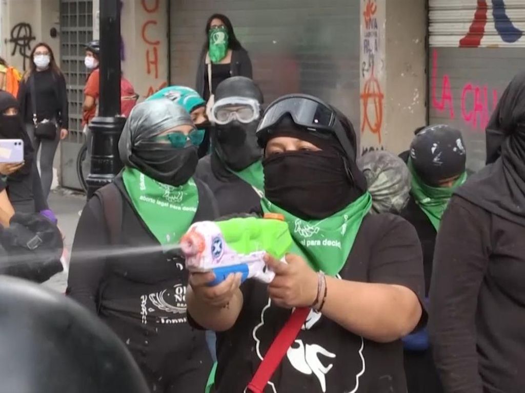 Video Aktivis Perempuan Bentrok dengan Polisi Meksiko