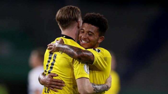DUISBURG, GERMANY - SEPTEMBER 14: Marco Reus of Dortmund celebrates with Jadon Sancho during the DFB Cup first round match between MSV Duisburg and Borussia Dortmund at Schauinsland-Reisen-Arena on September 14, 2020 in Duisburg, Germany. (Photo by Lars Baron/Getty Images)