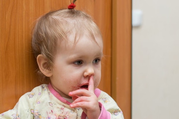 Mimisan pada Anak/ Sumber: Freepik.com Jika si kecil mengalami mimisan yang tidak berhubungan dengan penyebab di atas, segera hubungi dokter untuk pemeriksaan lebih lanjut.