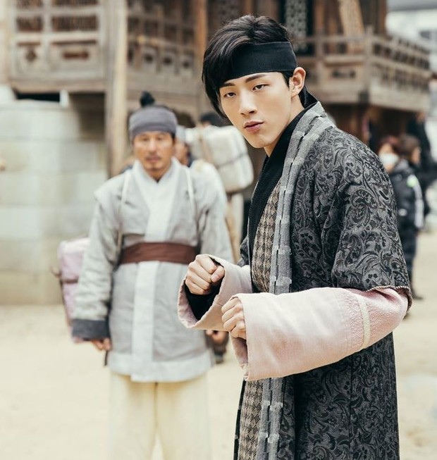Kalian mungkin akan menangis setiap kali melihat Ji Soo di sepanjang serial ini. Pasalnya Wang Jung mengabdikan hidupnya untuk Hae Soo