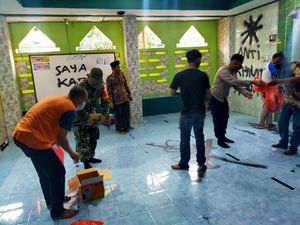 Polisi Tangkap Pelaku Pencoretan Musala Saya Kafir di Tangerang Polisi Tangkap Pelaku Pencoretan Musala Saya Kafir di Tangerang