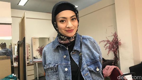 Potret Nathalie Holscher Berhijab