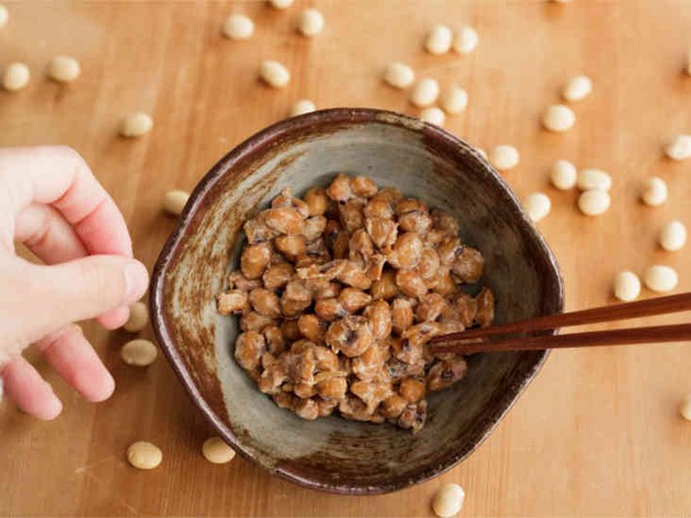 Natto/freepik.com Natto merupakan makanan probiotik pokok dalam masakan tradisional Jepang. Sama seperti tempe, natto juga dibuat dari kedelai yang difermentasi.