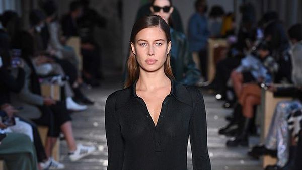 Foto: Aksi Pacar Brad Pitt Tebar Pesona di Milan Fashion Week