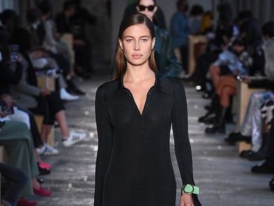 Foto: Aksi Pacar Brad Pitt Tebar Pesona di Milan Fashion Week