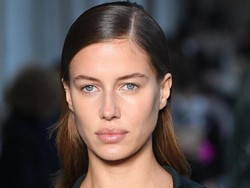 Jarang Terlihat, Pacar Brad Pitt Eksis di Catwalk Milan Fashion Week