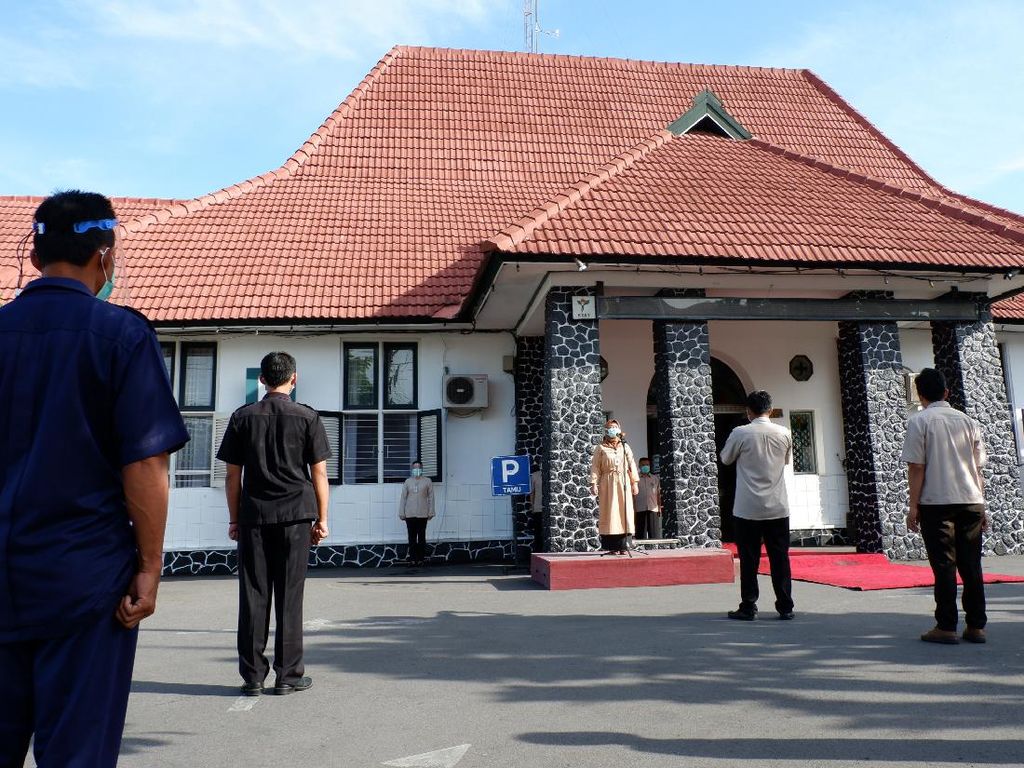 12 Karyawan RSST Klaten yang Sembuh dari Corona Sudah Kembali Bekerja 12 Karyawan RSST Klaten yang Sembuh dari Corona Sudah Kembali Bekerja