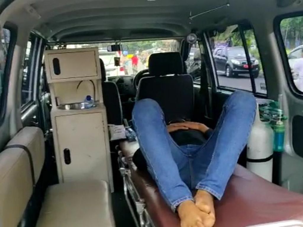 Video Tak Pakai Masker, Pria Ini Dihukum Tidur di Ambulans Video Tak Pakai Masker, Pria Ini Dihukum Tidur di Ambulans