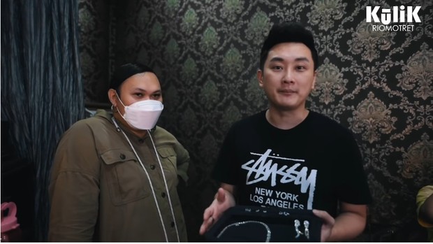 Perhiasan yang dikenakan Syahnaz saat pemotretan merupakan berlian seharga Rp.4M