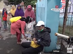 Meski Tertatih, Penjual Agar-agar Ini Tetap Cari Nafkah Demi Urus Anak Yatim