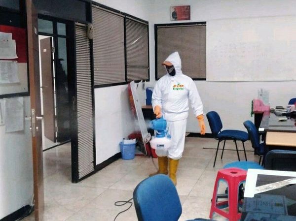 Penyemprotan Disinfektan di Kawasan Industri Pulogadung