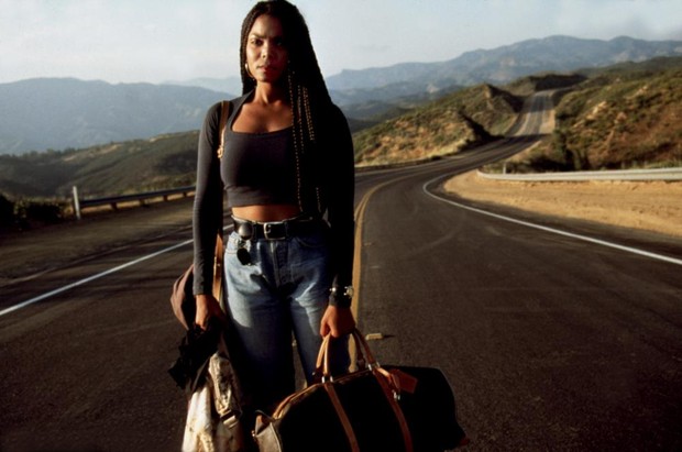 Sebagai seorang penyair muda, Justice terlihat modis dengan outift sederhana yang dikenakannya.