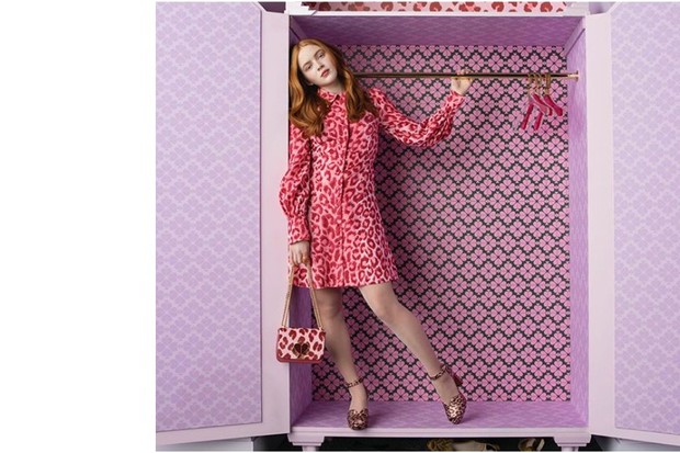 mini dress warna pink ala seleb hollywood Sadie Sink bisa jadi inspirasi baju kondangan