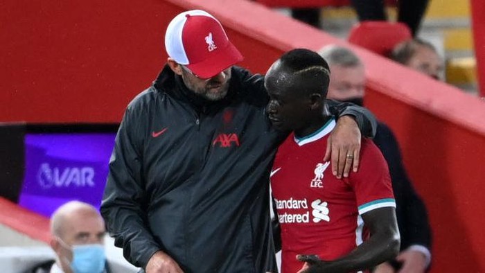 LIVERPOOL, ENGLAND - SEPTEMBER 28: Jurgen Klopp, Manager of Liverpool talks to Sadio Mane during the Premier League match between Liverpool and Arsenal at Anfield on September 28, 2020 in Liverpool, England. Sporting stadiums around the UK remain under strict restrictions due to the Coronavirus Pandemic as Government social distancing laws prohibit fans inside venues resulting in games being played behind closed doors. (Photo by Laurence Griffiths/Getty Images)