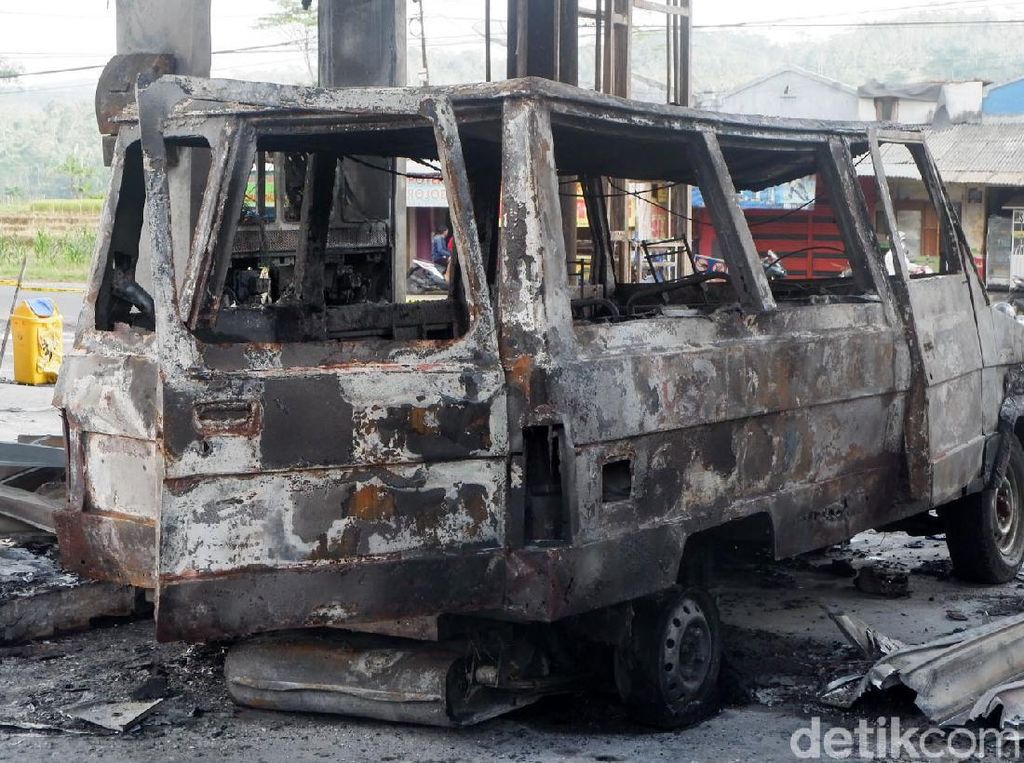 Detik-detik Mobil Terbakar Habis Usai Isi Bensin di SPBU Detik-detik Mobil Terbakar Habis Usai Isi Bensin di SPBU