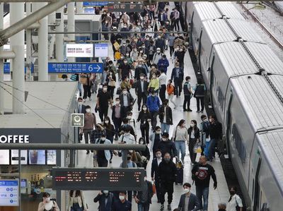 Stasiun Kereta-Bandara Korsel Ramai Pemudik Jelang Perayaan Chuseok