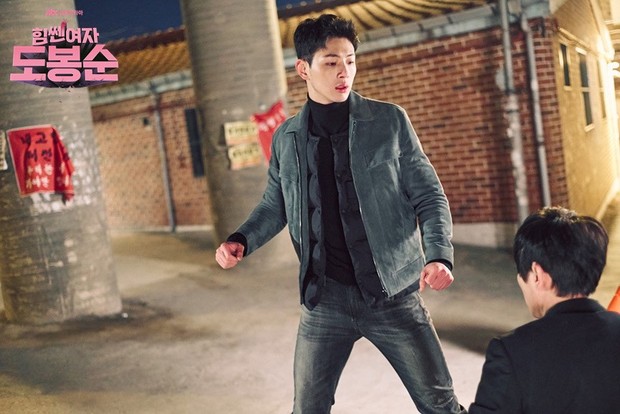 Salah satu bagian terbaik dari serial ini selain melihat Ji Soo berseragam sebagai polisi adalah melihatnya berubah dari pria tangguh menjadi pria yang rentan karena cintanya.