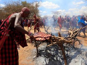 Pesta Suku Pemburu Singa di Kenya Pesta Suku Pemburu Singa di Kenya