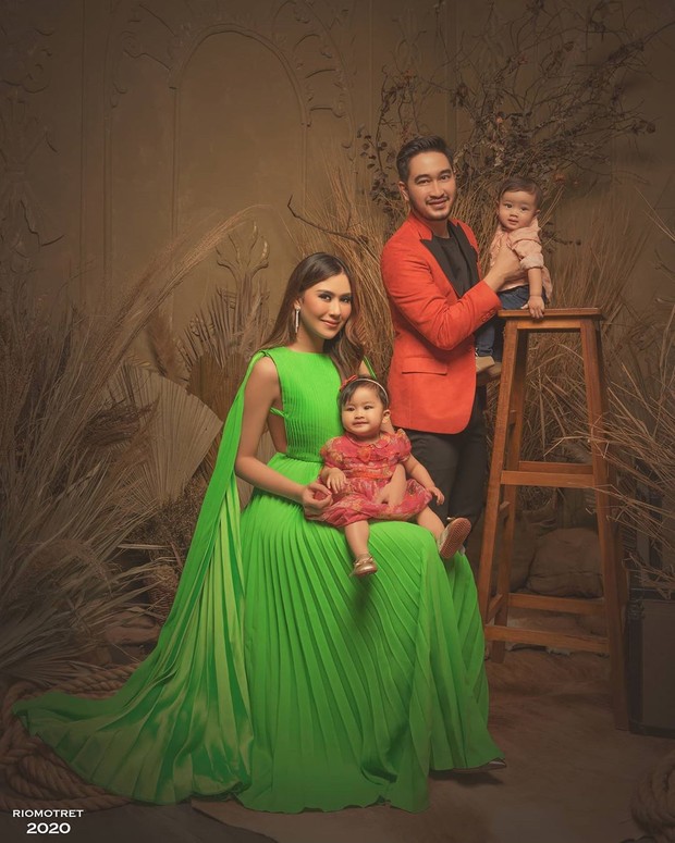 Gaya penuh kekompakan dengan buah hati kembarnya